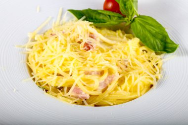 Makarna Carbonara fesleğen yaprakları hizmet.