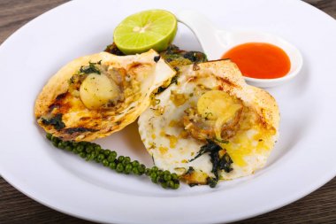 Ispanak, limon ve peynir ile pişmiş tarak