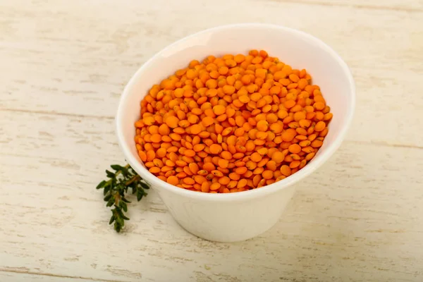 Kase ahşap arka plan üzerinde turuncu mercimek