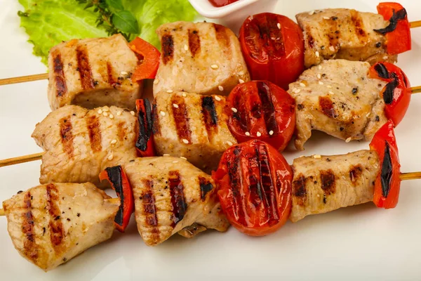 Izgara hindi şiş domates ve biber ile