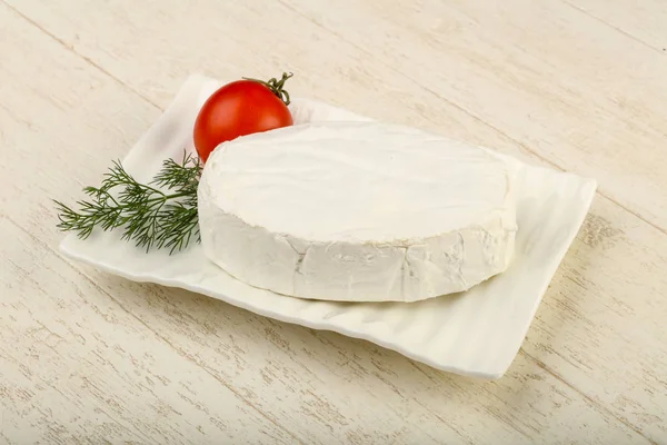 Camembert Käse Über Dem Hölzernen Hintergrund — Stockfoto