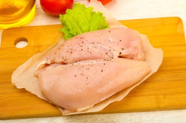 Biber yemek pişirmek için hazır çiğ tavuk göğsü