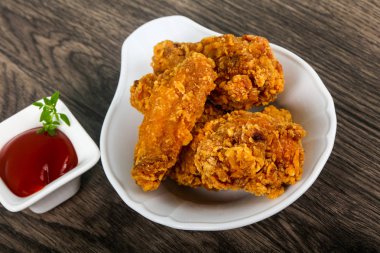 Ketçap ile çıtır tavuk kanatları