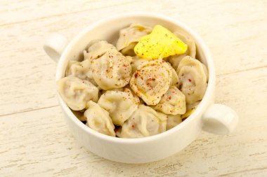 Tereyağı, biber ve baharat ile Rus köfte