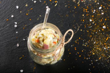 Rus salatası bardakta servis edebilirsiniz