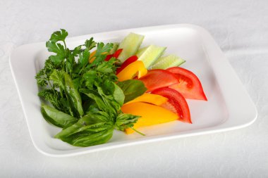 Dilimlenmiş sebze - domates, salatalık, biber ve otlar