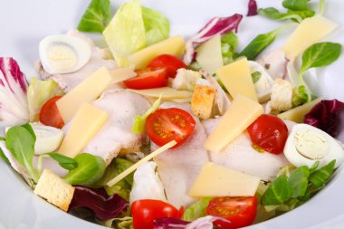 Jambon, yumurta ve domates salatası