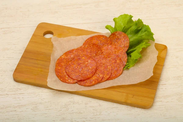 Pepperoni Szeletelt Kolbászt Mint Fából Készült Háttér — Stock Fotó