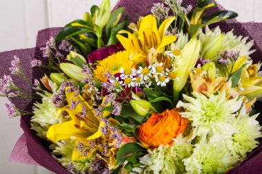 Çeşitli çiçek ile romantik buket