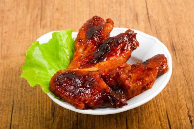 Teriyaki soslu tavuk kanadı.