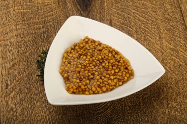 Dijon hardal sos kabın içinde kekik