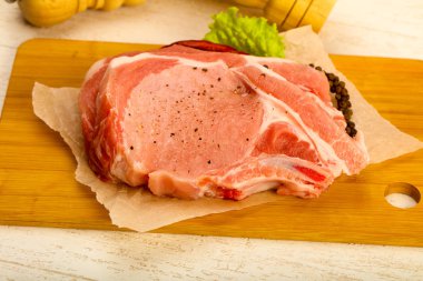 Biber ve tuz yemek pişirmek için hazır çiğ Domuz pirzola