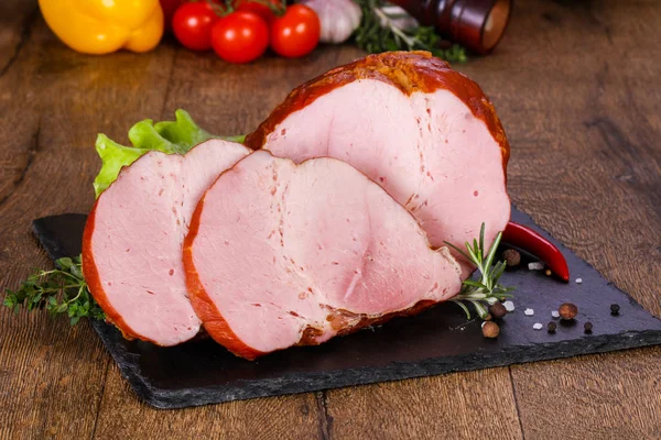 Carne Porco Defumada Sobre Fundo Madeira — Fotografia de Stock