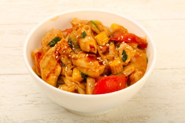 Udon ile tavuk ve susam