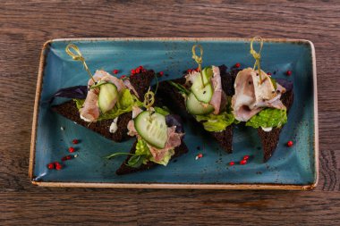 Kırmızı biber et ve cucucmber ile tapas hizmet