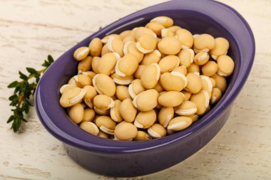 Kase ahşap arka plan üzerinde çiğ beyaz fasulye