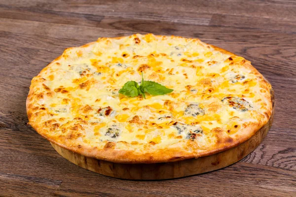 Vier Käse Pizza Serviert Basilikum — Stockfoto