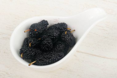 Ahşap arka plan üzerinde siyah dut yığın