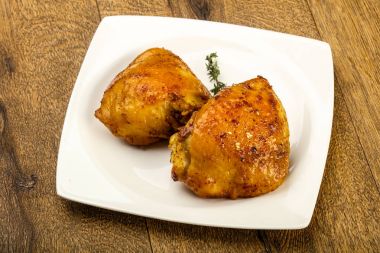 Kavrulmuş tavuk uyluk baharat ve soya sosu ile