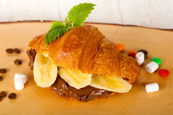 Croissant Con Cioccolato Banana Servita Foglia — Foto Stock
