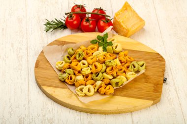 Fesleğenli - yemek için hazır çiğ tortellini