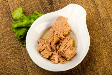 Kavanozda konserve ton balığı pişmeye hazır.