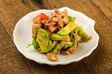 Domates soslu ton balığı ve avokado salatası.