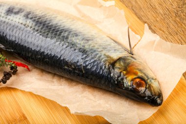 Biber ve baharatlı tuzlu ringa balığı.