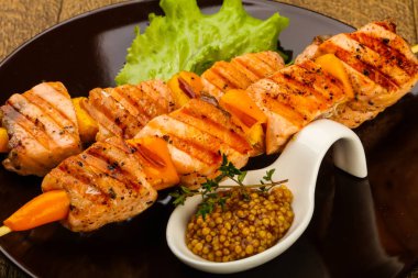 Dijon mustars soslu ızgara somon şiş