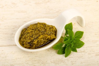 Fesleğenli pesto sos kasede bırakır