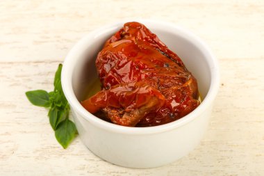 Fesleğen yapraklı kuru domates.