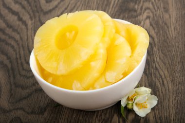 Kabın içinde Konserve ananas Yüzükler