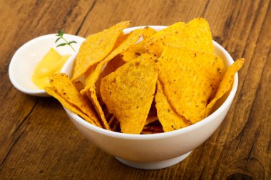 Nacho peynirli sos ile