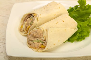 Ton balıklı ekmek rulo salata yaprakları ile