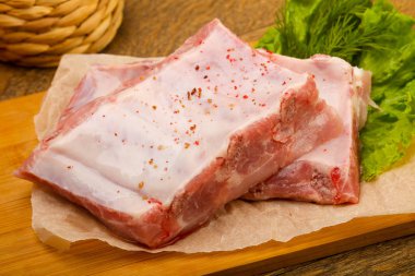 Çiğ domuz pirzolası pişmeye hazır. Baharatlı.