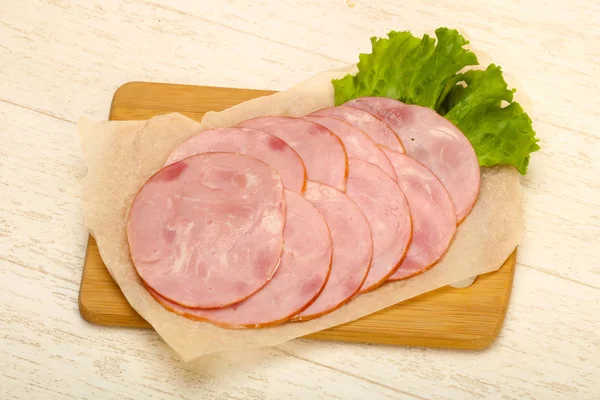 Salsiccia Affettata Con Foglie Insalata — Foto Stock