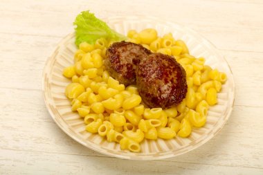 Pirzola ile makarna makarna