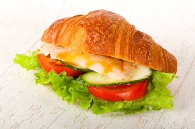 Kruvasan tavuk ve domates ile