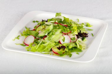 Turp, salatalık ve soğan ile diyet salata