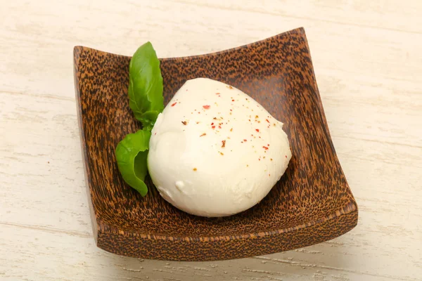 Mozzarella Mit Basilikumblättern — Stockfoto