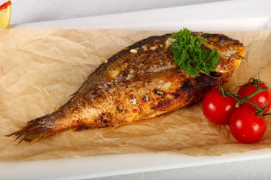 Ahşap arka plan üzerinde Dorada balık kavrulmuş