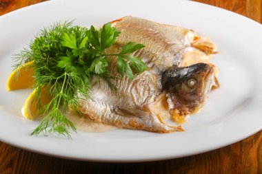 Mantar ve sos ile doldurulmuş alabalık