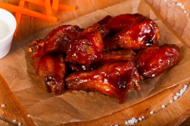Tavuk kanatları Barbekü sos