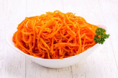 Kabın içinde çekilen havuç yığın