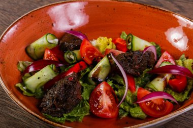 Karaciğer ve sebze salatası