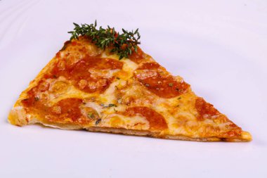 Sıcak Pepperoni pizza peyniri ve domates ile