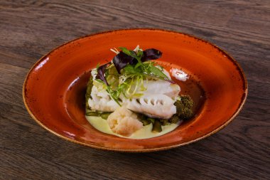 Salata yaprakları ile haşlanmış FITH