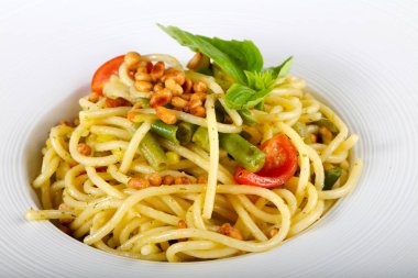 Vejetaryen makarna ile yeşil fasulye