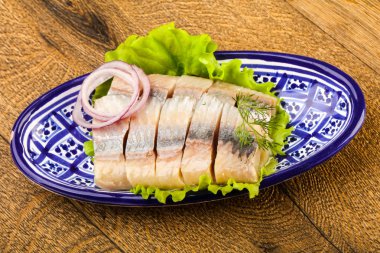 Ringa balığı filetosu dereotu ve soğan dilimlenmiş