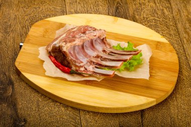 Ham kuzu kaburga ile biber yemek pişirmek için hazır